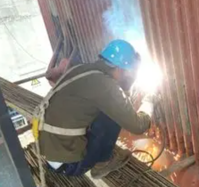 鍋爐水冷壁檢修規範佩戴安全帶守護作業安全