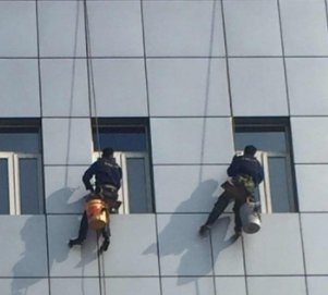 高層建築外牆粉刷防墜器鎖止保障安全作業