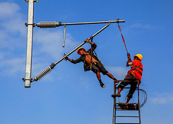 高空作業除了佩戴防墜器之外還要戴安全帽