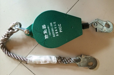 高空作業驚險一幕，十二樓無防具擦外窗玻璃